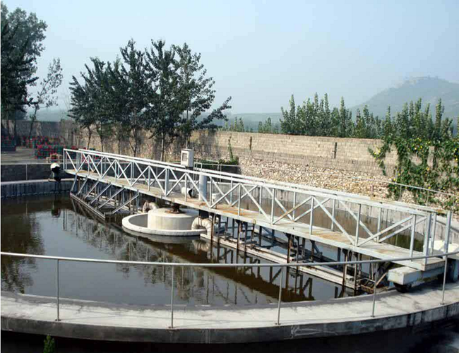 中心轉動全橋式刮吸泥機